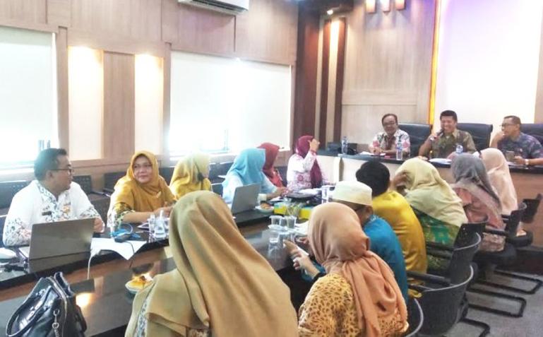 Plh Bappeda Kota Pariaman, Yalviendri pimpin rapat evaluasi penginputan data aksi konvergensi stunting di ruang rapat Bappeda Kota Pariaman, Jumat (3/11). (Dok : Istimewa)