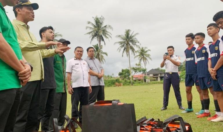 Wako Genius serahkan sepatu bola baru kepada pemain Persikopa, di Pariaman Rabu (9/11). (Dok : Istimewa)