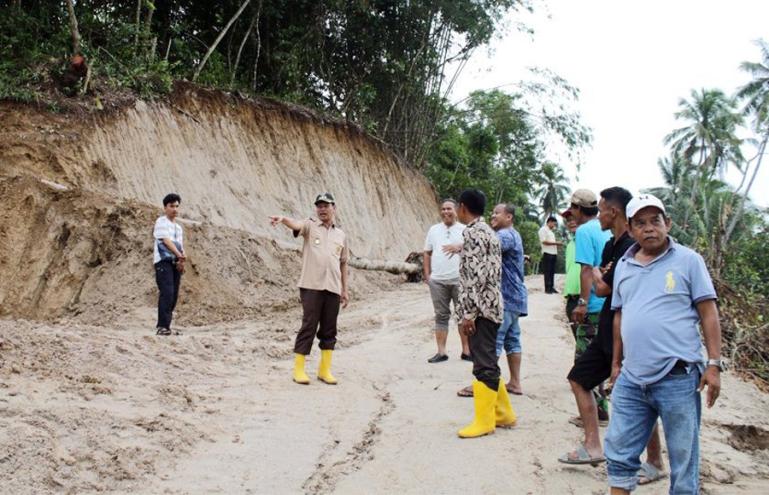 Wali Kota Pariaman, Genius Umar terus memantau salah satu progres pembukaan jalan baru di salah satu desa di kota itu, Kamis sore (10/11). (Dok : Istimewa)