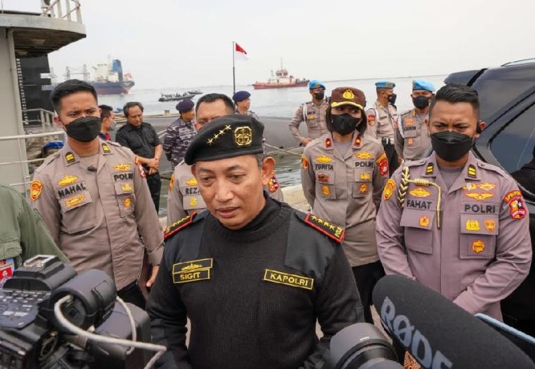 Kapolri Listyo Sigit Prabowo beri keterangan pada media terkait musibah Helikopter P-1103 di Perairan Bangka Belitung, yang jatuh pada Minggu (27/11). (Dok : Istimewa)