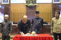 Ketua DPRD Sumbar Supardi disaksikan Gubernur Mahyeldi tanda tangani nota penetapan Perda APBD Sumbar 2023, Sabtu (26/11). (Dok : Istimewa)