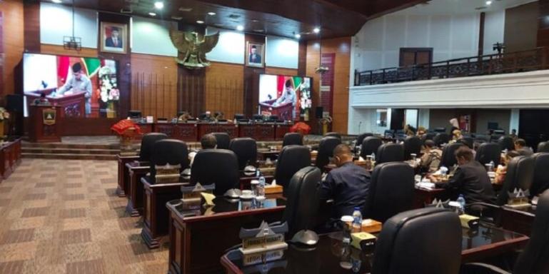 Dewan Perwakilan Rakyat Daerah (DPRD) provinsi Sumatera Barat kembali menggelar rapat paripurna di ruang sidang utama kantor DPRD Sumbar, Selasa (1/11/2022). (Foto : Istimewa)