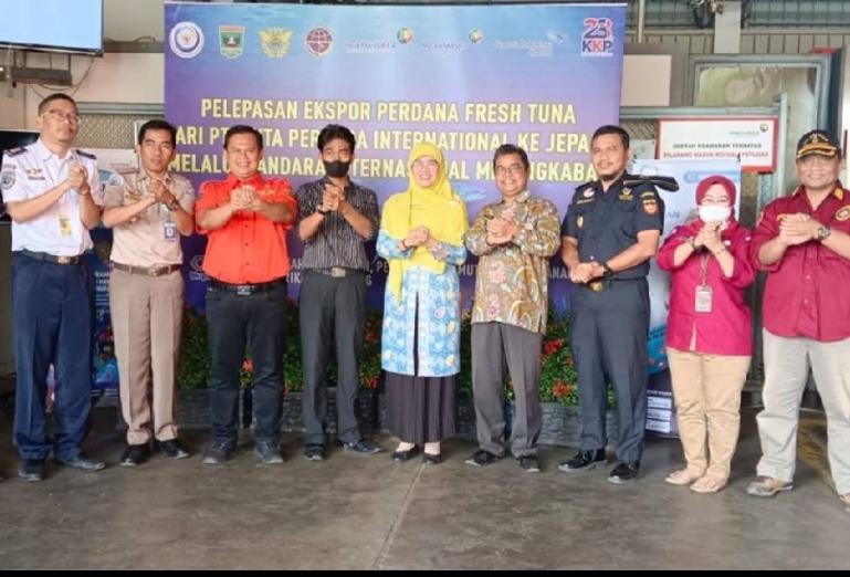 Foto bersama usai pelepasan perdana ekspor fresh tuna di Bandara Internasional Minangkabau. (Dok : Istimewa)