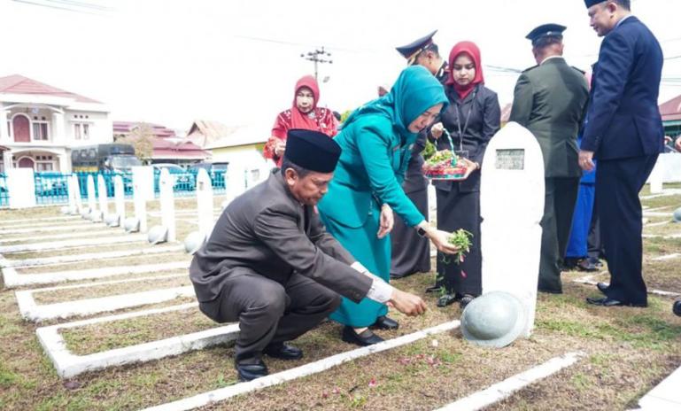 Wako Pariaman Genius Umar bersama istri dan Forkopimda setempat tabur bunga di TMP Rawang, Kamis (10/11). (Dok : Istimewa)