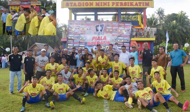 Tim Persikopa merayakan kemenangan setelah menjadi pimpinan grup C Piala Soeratin U-17 wilayah Sumbar, Senin (7/11). (Dok : Istimewa)