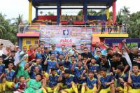 Genius Umar bersama tim asuhannya Persikopa usai menjuarai grup E wilayah Sumbar Piala Soeratin U-17, Sabtu (12/11). (Dok : Istimewa)