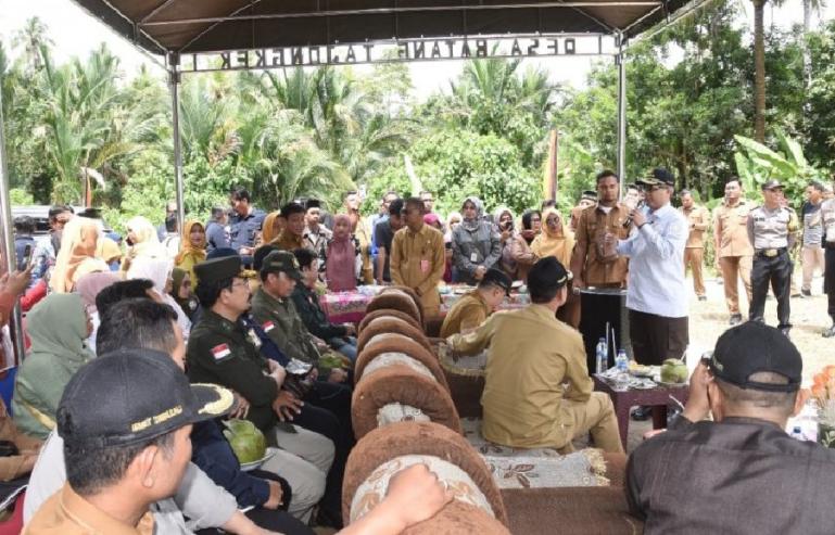 Wamentan Harvick Hasnul Qolbi disaksikan Wako Genius Umar berdialog dengan masyarakat petani di Kota Pariaman, Selasa (29/11). (Dok : Istimewa)