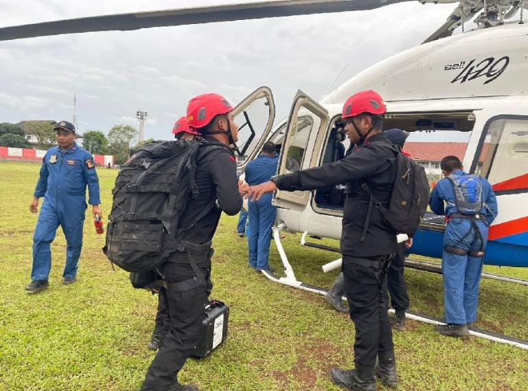 Tim SAR dari drone Bid TIK Mabes Polri guna helikopter untuk mencari warga yang terisolir akibat gempa Cianjur Jawa Barat, Sabtu (26/11). (Dok : Istimewa)