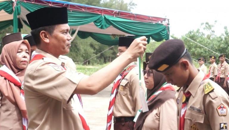 Wako Genius Umar secara simbolis pasangkan tanda peserta perkemahan SBH 2022, Kamis siang (10/11). (Dok : Istimewa)