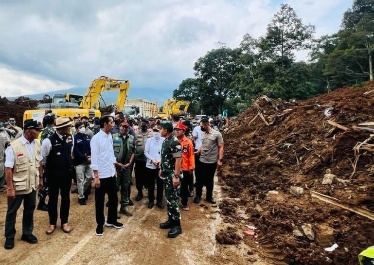 Presiden Joko Widodo meninjau lokasi yang terdampak gempa bumi di Kabupaten Cianjur, Selasa (22/11). (Dok : Istimewa)