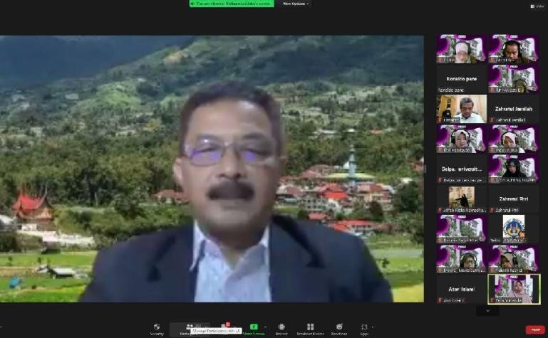 Salah seorang nara sumber berikan penjelasan di kegiatan the 2nd International Conference on Language Pedagogy (ICoLP-2), Selasa (15/11). (Dok : Istimewa)