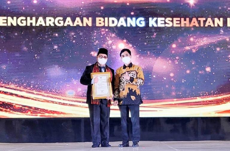 Wamenkes RI Prof dr Dante Saksono Harbuwono SpPD-KEMD Phd menyerahkan piagam penghargaan kepada Direktur SDM, Pendidikan dan Umum RSUP dr M Djamil Padang Dr dr Dovy Djanas SpOG KFM MARS, di Jakarta, Rabu (23/11). (Dok : Istimewa)