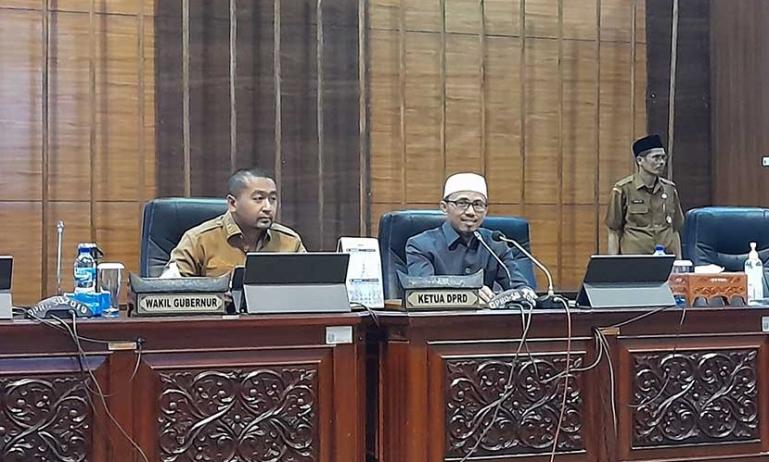 Gubernur Sumbar menyampaikan Pengantar Ranperda tentang APBD Provinsi Sumatera Barat Tahun 2023, Senin (31/10/2022). (Foto : Istimewa)
