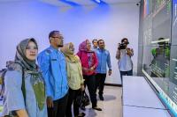 Wakil Ketua Pokja Monev KI Sumbar, Tanti Endang Lestari dan tim memantau command center Kota Padangpanjang saat lakukan verifikasi faktual KIP di kota itu, Jumat (4/11). (Dok : Istimewa)