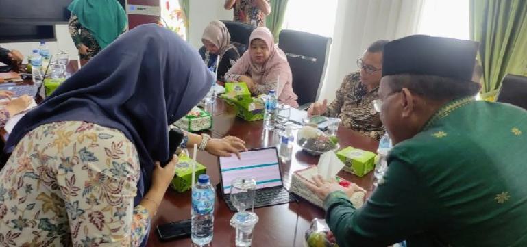 Tim KI Sumbar dipimpin Tanti Endang Lestari disaksikan Wabup Rahmang periksa dokumen KIP PPID utama Pemkab Padangpariaman, Kamis (3/11). (Dok : Istimewa)