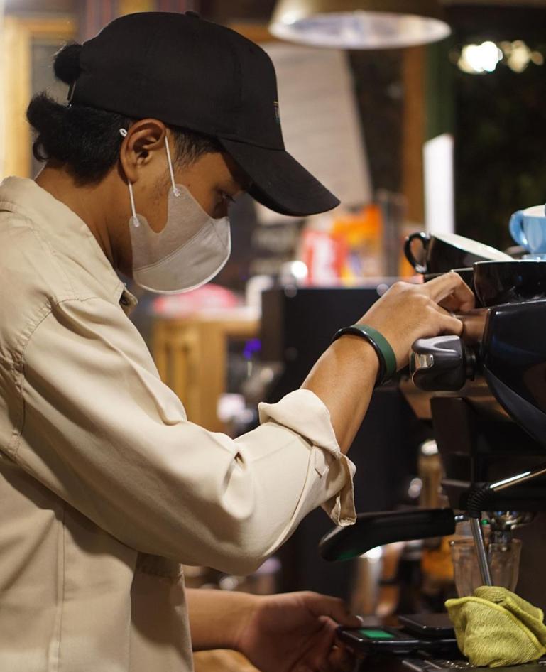 Proses penyajian kopi di Dapue Kopi Roastery. (Dok : Istimewa)