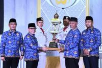 Gubernur Sumbar, Mahyeldi menerima piala bergilir juar umum MTQ Korpri Nasional ke VI dari Menteri Pendayagunaan Aparatur Negara dan Reformasi Birokrasi RI (MenpanRB), Abdullah Azwar Anas di Padang, Sabtu malam (12/11). (Dok : Istimewa)