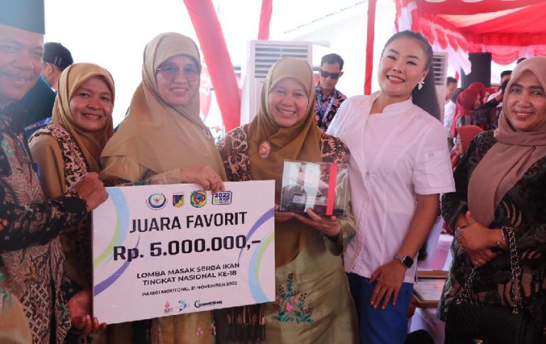 Ketua Forikan Sumbar, Harneli Mahyeldi, didampingi Kepala DKP  Kelautan dan Perikanan Sumbar, Dr. Ir. Desniarti Ishak, M.M pada puncak Harkannas, di Parigi, Sulteng, Senin (21/11). (Dok : Istimewa)