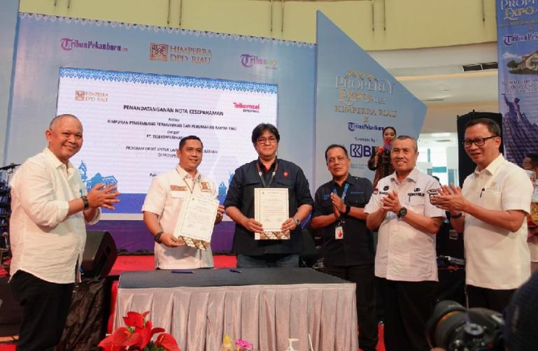 Penandatanganan kerjasama diwakili Vice President Area Account Management Telkomsel Samuel Pasaribu, Ketua DPD HIMPERRA Riau Donny Satria Putra. Disaksikan oleh Gubernur Riau Syamsuar. (Dok : Istimewa)