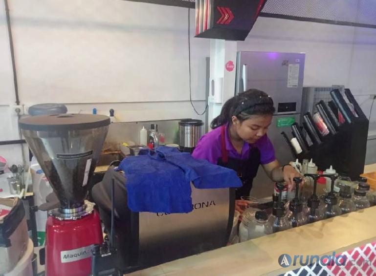 Karyawan Kadai Kopi Nipah tengah meracik minuman pesanan pelanggan. (Foto : Fajril)