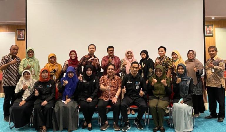 Direktur SDM, Pendidikan dan Umum RSUP M Djamil bersama tujuh nakes teladan dan manajemen rumah sakit. (Dok : Istimewa)