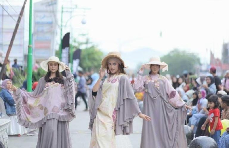 Karya desainer Payakumbuh, Berry Mirsha bertemakan Amoris et Creulei. (Dok : Istimewa)