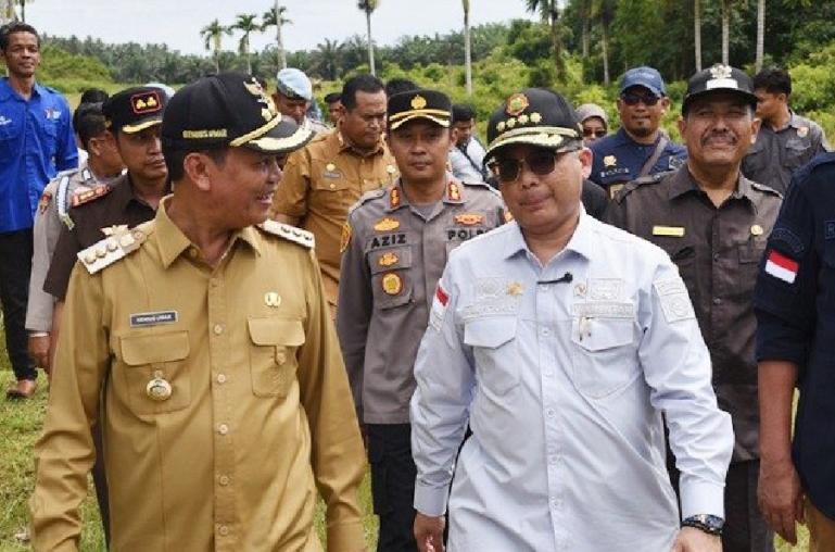 Wamentan Harvick Hasnul Qolbi didampingi Wako Pariaman, Genius Umar dan Wawako Mardison Mahyuddin tinjau lokasi pembangunan RPH di kota tersebut, Selasa siang (29/11). (Dok : Istimewa)