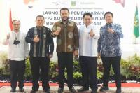 Wali Kota Padangpanjang Fadly Amran bersama Deputi Kepala Perwakilan Bank Indonesia Sumbar Dadang Arif Kusuma, Direktur Utama Bank Nagari diwakili Pemimpin Divisi Pemasaran Hardi Putra, Pemimpin Divisi Publik dan Hubungan Pemda Tokopedia Emmiryzan. (Dok :