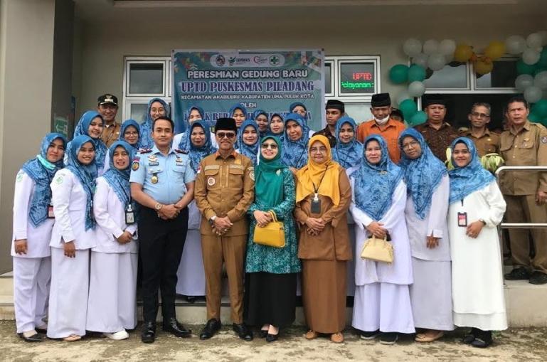 Bupati Limapuluh Kota Safaruddin Dt Bandaro Rajo beserta istri foto bersama dengan staf Puskesmas Piladang. (Dok : Istimewa)