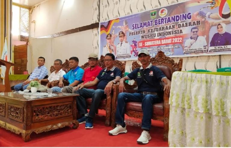 Ketua Pengprov WI Sumbar, Yanisman bersama Kepala Dispora Sumbar, Dedy Diantolani saat membuka kejurda Whusus se Sumbar di Kota Payakumbuh, Kamis kemarin (17/11). (Dok : Istimewa)