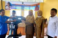 Nelayan Singkarak Terima 20 Mesin Tempel