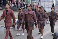 Pakaian Berbahan Kain Tradisional jadi Tren Fashion Kekinian