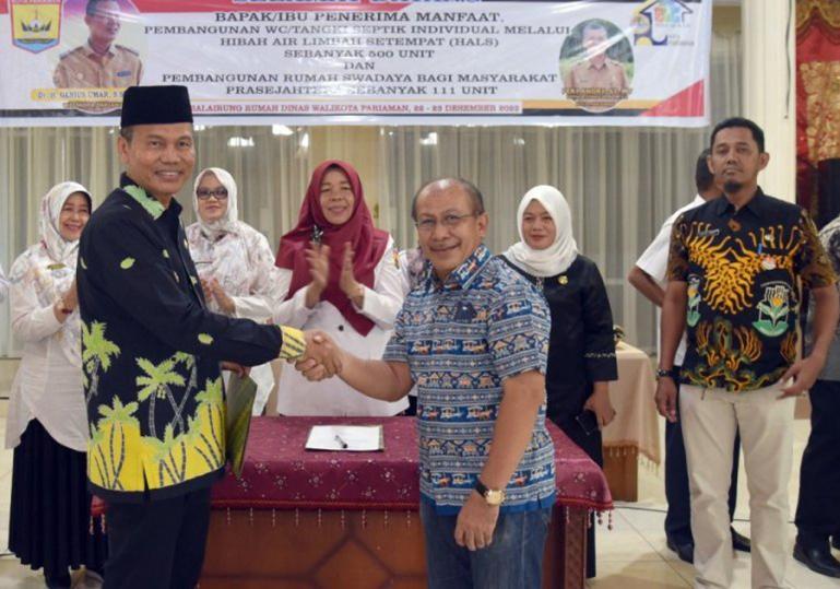 Wako Genius Umar terima bantuan dari Tim Verifikasi ODF Provinsi Sumbar, Ahmad Mardanus di Balairung Rumah Dinas Wali Kota, Kamis (22-12-2022). (Dok : Istimewa)