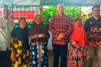 Penerima BLT dampak inflasi bersama Wali Kota Pariaman, Genius Umar, Jumat (23-12-2022). (Dok : Istimewa