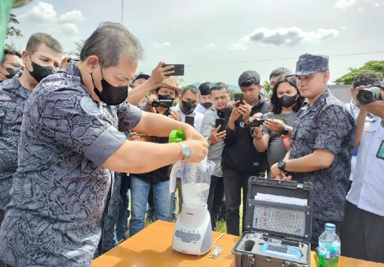 Prosesi pemusnahan barang bukti sabu dengan cara diblender di halaman BNNP Sumbar, hari ini (21/12). (Dok : Istimewa)