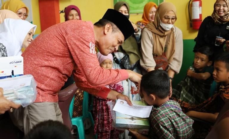 Seorang anak menyalami Wako Genius Umar menerima bingkisan dari Wako Pariaman, Genius Umar seusai sunat, Minggu (25/12). (Dok : Istimewa)