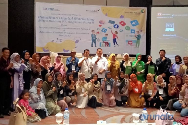 EGM AP II BIM, Siswanto didampingi Manager Human Resort AP II BIM, Muhammad Iqbar Sungkar, bersama para binaan saat pelatihan digital marketing, Hotel Santika Premiere, Padang, Selasa (20/12). (Foto : Arzil)