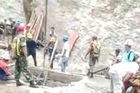 Tim gabungan lakukan pencarian korban di lokasi tambang yang meledak di daerah Kota Sawahlunto, Jumat (9/12). (Dok : Istimewa)