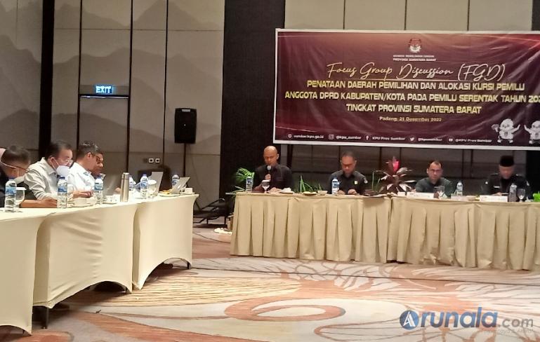 KPU Sumbar bersama para akademis dan pengiat pemilu saat FGD membahas rancangan penetapan dapil di kabupaten kota di Sumbar, di Padang, Rabu kemarin (21/12). (Foto : Arzil)