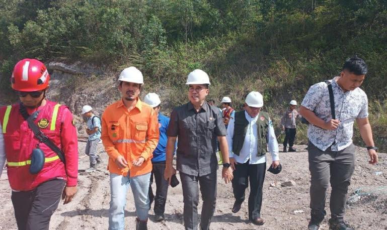 Anggota DPD RI, Alirman Sori saat meninjau lokasi bekas lubang tambang yang meledak di Sawahlunto, Rabu siang (14/12). (Dok : Istimewa)