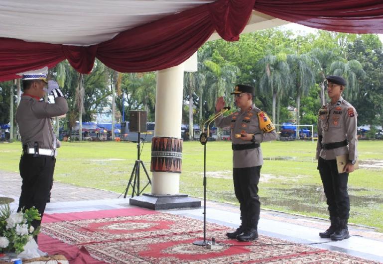 Kapolda Sumbar Irjen Pol Suharyono memimpin Apel Gelar Pasukan Operasi Lilin 2022 di Lapangan Imam Bonjol. (Dok : Istimewa)