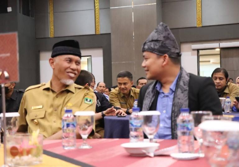 Wakil Ketua KI Pusat Arya Sandhiyudha bersama Gubernur Mahyeldi pada acara Anugerah KIP Sumbar 2022 di Padang, Senin sore (12/12). (Dok : Istimewa)