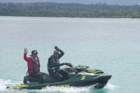 Wakil Gubernur Sumbar, Audy Joinaldy gunakan jetski saat antar bantuan bagi para guru di daerah 3T di Kabupaten Kepulauan Mentawai, Senin (5/12). (Dok Istimewa)