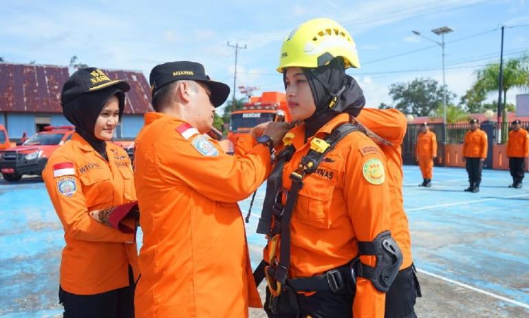 Kakan SAR Mentawai, Akmal sematkan tanda kepada personel SAR setempat yang bertugas pengamanan Nataru di kabupaten tersebut, Rabu pagi (21/12). (Dok : Istimewa)