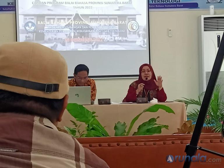 Kepala BBSB, Eva Krisna bersama Kasubag Wahyudi paparkan kinerja kantornya kepada wartawan di Padang, Rabu(28-12-2022). (Foto : Arzil)