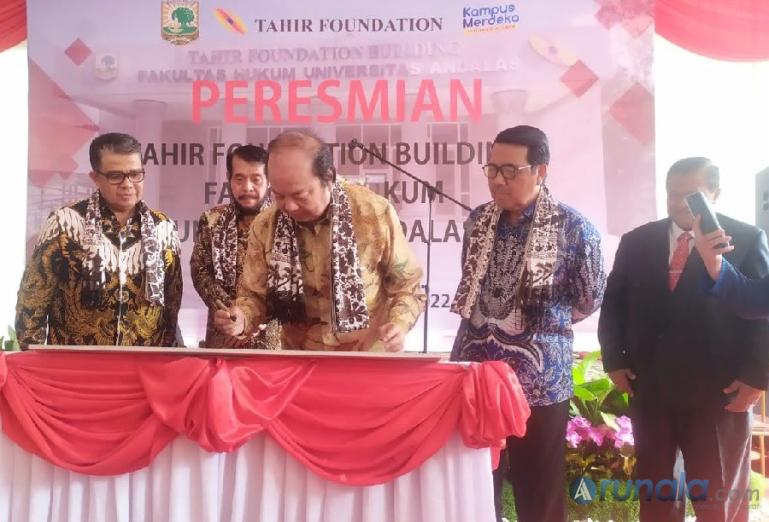 Prosesi penandatanganan prasasti pertanda diresmikannya Tahir Foundation Building FH Unand, Jumat (2/12). (Foto : Fajril)