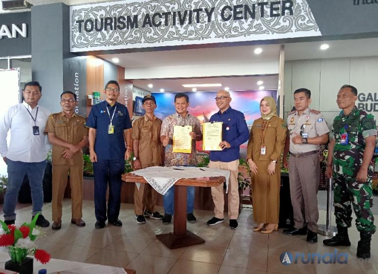 EGM AP II BIM, Siswanto dan Kadispar Sumbar, Luhur Budianda tandatangani kerjasama pengelolaan TAC dan Galeri Budaya di BIM, Selasa sore (13/12). (Foto : Arzil)