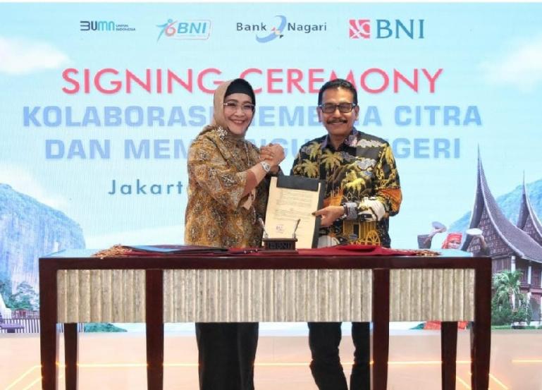Penandatanganan Nota Kesepahaman dilakukan Wakil Direktur Utama BNI Adi Sulistyowati dan Direktur Utama Bank Nagari Muhamad Irsyad. (Dok : Istimewa)