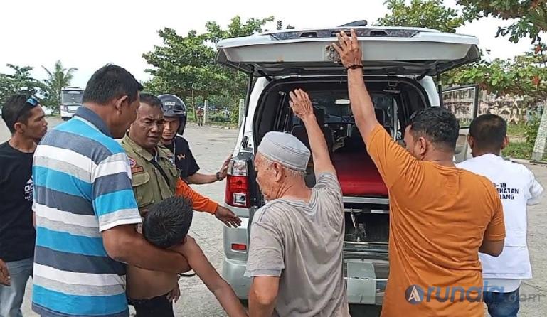 Petugas dari tim gabungan membawa korban ke ambulan guna mendapatkan perawatan medis, Minggu (25/12). (Foto : Derizon)