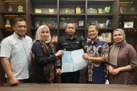 Ketua BPPD Sumbar, Sari Lenggogeni dan pihak Wardah disaksikan Wagub Audy Joinaldy saat lakukan MoU promosi wisata Sumbar, Kamis kemarin (8/12). (Dok : Istimewa)